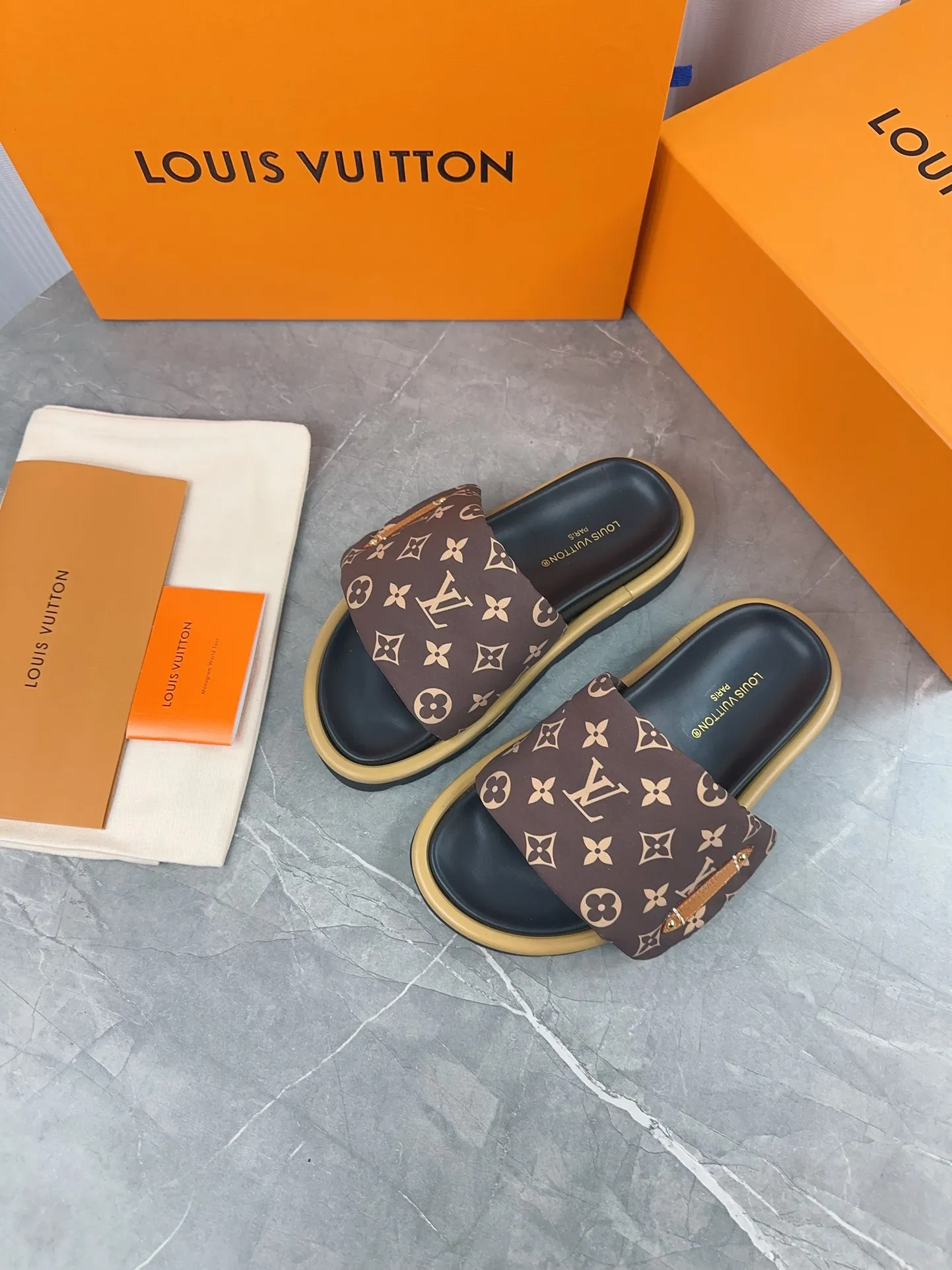 👟👟Ex-factory price 360👟👟 Women's Shoes Women's Clothing LV Donkey Brand L Home 2023 Hot Style Embossed Logo Embossed Sandals This Pool Pillow Comfort flat sandals are made of technical fabrics and use high-frequency embossing technology to reinterpret the Monogram pattern. Soft padded upper with adjustable Velcro, comfortable and tough insole adds harmonious color ▪️Fabric: Original customized technical fabric ▪️Lining: soft sheepskin lining ▪️Sole: Original open-molded rubber foam outsole Color: sky blue. Yellow. Black ▪️Size: 35-45